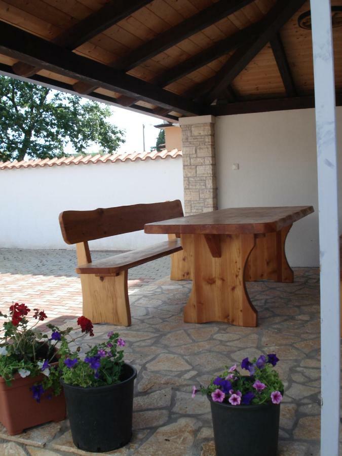 Guesthouse Pejo Poreč Exteriör bild